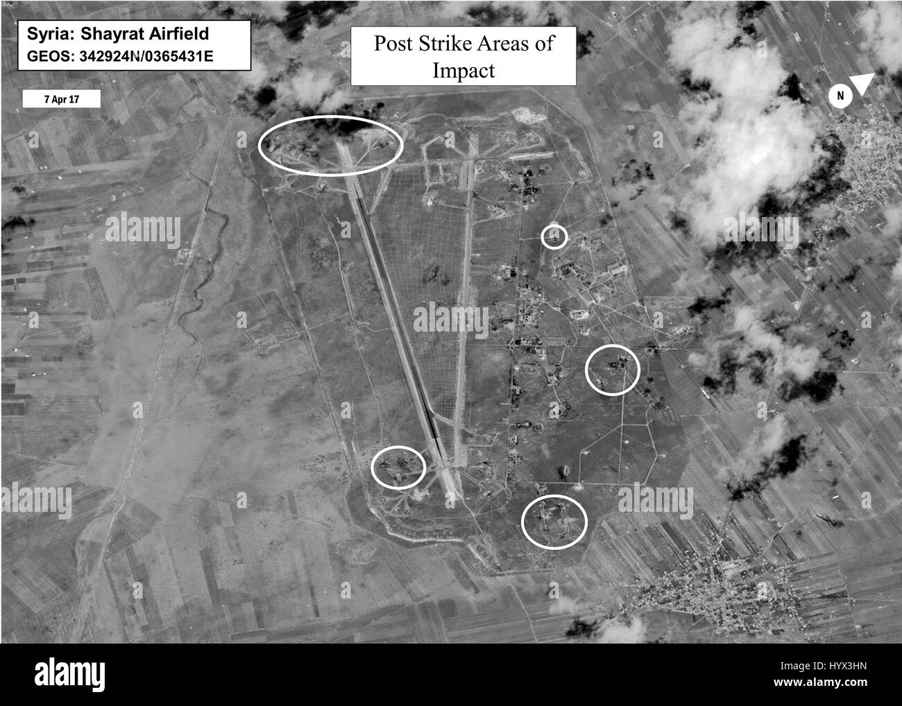 Arlington, Stati Uniti d'America. 07 apr, 2017. Battaglia di valutazione del danno di immagine Shayrat Airfield in Siria seguenti U.S. Tomahawk missile di crociera urta contro il bersaglio Aprile 7, 2017. Gli Stati Uniti Navy Arleigh Burke-class guidato-missile cacciatorpediniere USS Porter e USS Ross ha lanciato 59 missili a base aerea era in risposta alla Siria utilizzando armi chimiche contro il villaggio di Khan Sheikhun. Credito: Planetpix/Alamy Live News Foto Stock