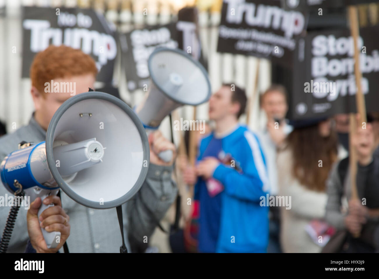 Londra, Regno Unito. 7 apr, 2017. Manifestanti tenere premuto 'Stop bombardamento Siria' cartelloni durante un arresto della coalizione bellica dimostrazione opposta a Downing Street . Gli Stati Uniti hanno lanciato un missile strike in Siria dopo i rapporti che il Presidente siriano Bashar al-Assad ha usato armi chimiche in un attentato nel proprio paese. Credito: Thabo Jaiyesimi/Alamy Live News Foto Stock