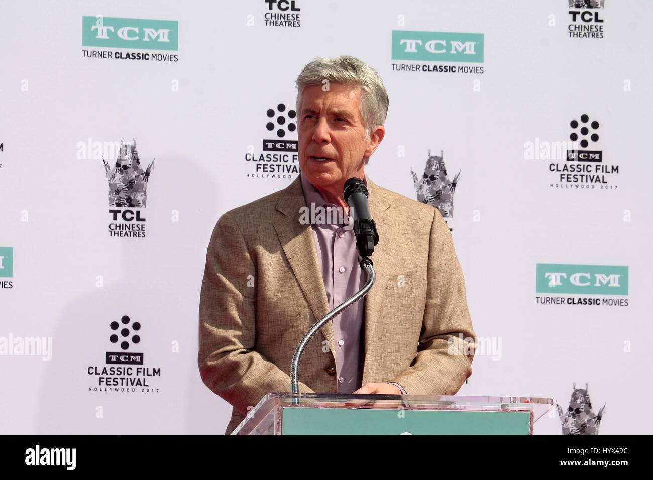 Hollywood, CA. 7 apr, 2017. Tom Bergeron nella foto al padre e figlio di mano e piede Cerimonia di stampa per Carl Reiner e Rob Reiner a TCL Chinese Theatre in Hollywood, la California il 7 aprile 2017. Credito: David Edwards/media/punzone Alamy Live News Foto Stock