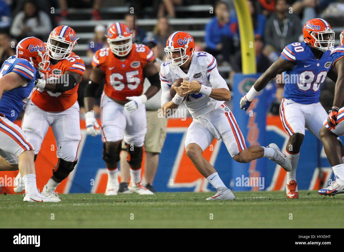 Gainesville, Florida, Stati Uniti d'America. 7 apr, 2017. MONICA HERNDON | Orari.Quarterback Feleipe Franks (13) porta durante il primo trimestre dell'Arancio e blu al suo debutto al Ben Hill Griffin Stadium a Gainesville, Florida Credit: Monica Herndon/Tampa Bay volte/ZUMA filo/Alamy Live News Foto Stock