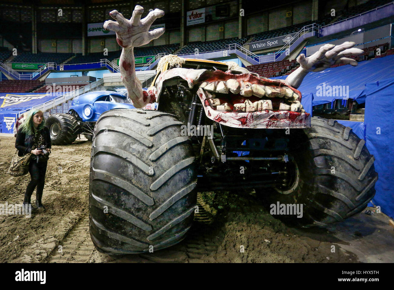 Vancouver, Canada. 7 apr, 2017. Un residente in visita a un monster truck in pista durante il Monster Jam mostra al Pacific Coliseum di Vancouver, Canada, Aprile 7, 2017. Credito: Liang Sen/Xinhua/Alamy Live News Foto Stock