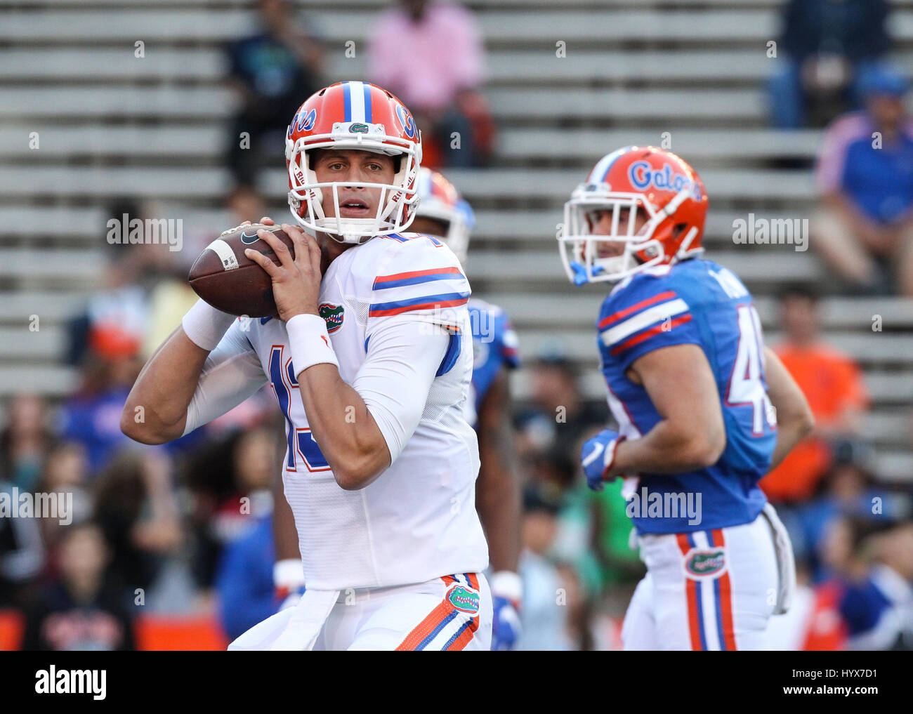 Gainesville, Florida, Stati Uniti d'America. 7 apr, 2017. MONICA HERNDON | Orari.Quarterback Feleipe Franks (13) si riscalda prima dell'Arancio e blu al suo debutto al Ben Hill Griffin Stadium a Gainesville, Florida Credit: Monica Herndon/Tampa Bay volte/ZUMA filo/Alamy Live News Foto Stock