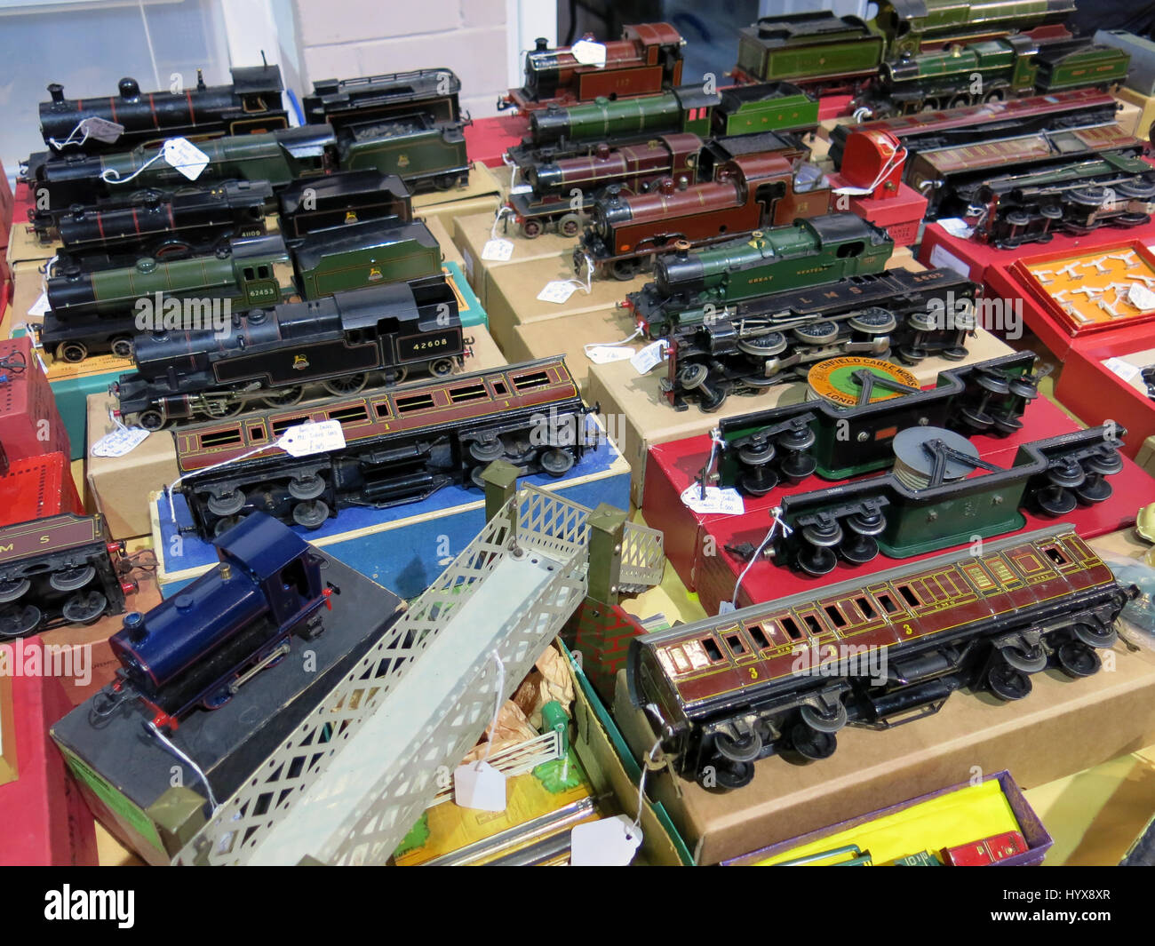 Una selezione di rari e da collezione vintage modello elettrico treni per la vendita a un Vintage Toy Fair a Bath & West Showground, Somerset, Inghilterra Foto Stock