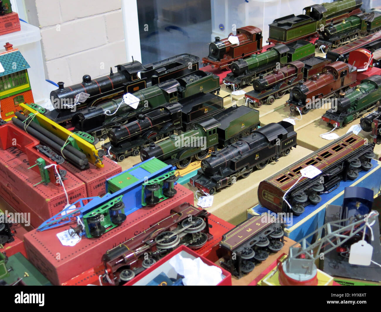 Una selezione di rari e da collezione vintage modello elettrico treni per la vendita a un Vintage Toy Fair a Bath & West Showground, Somerset, Inghilterra Foto Stock