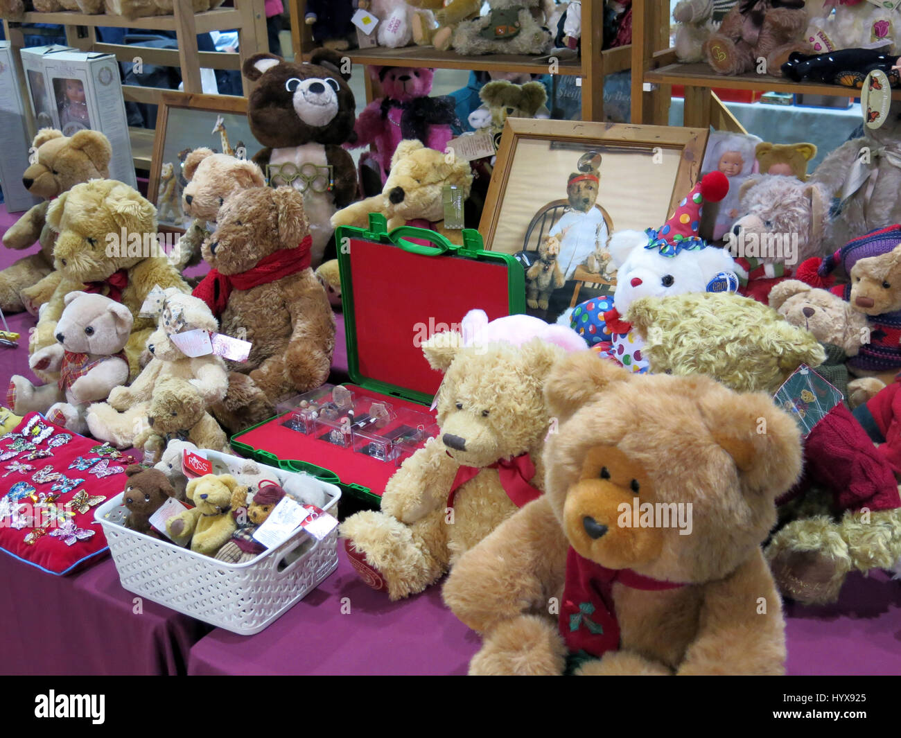 Una selezione di insaccati e peluche per la vendita in un Vintage Toy Fair a Bath & West Showground, Somerset, Inghilterra Foto Stock