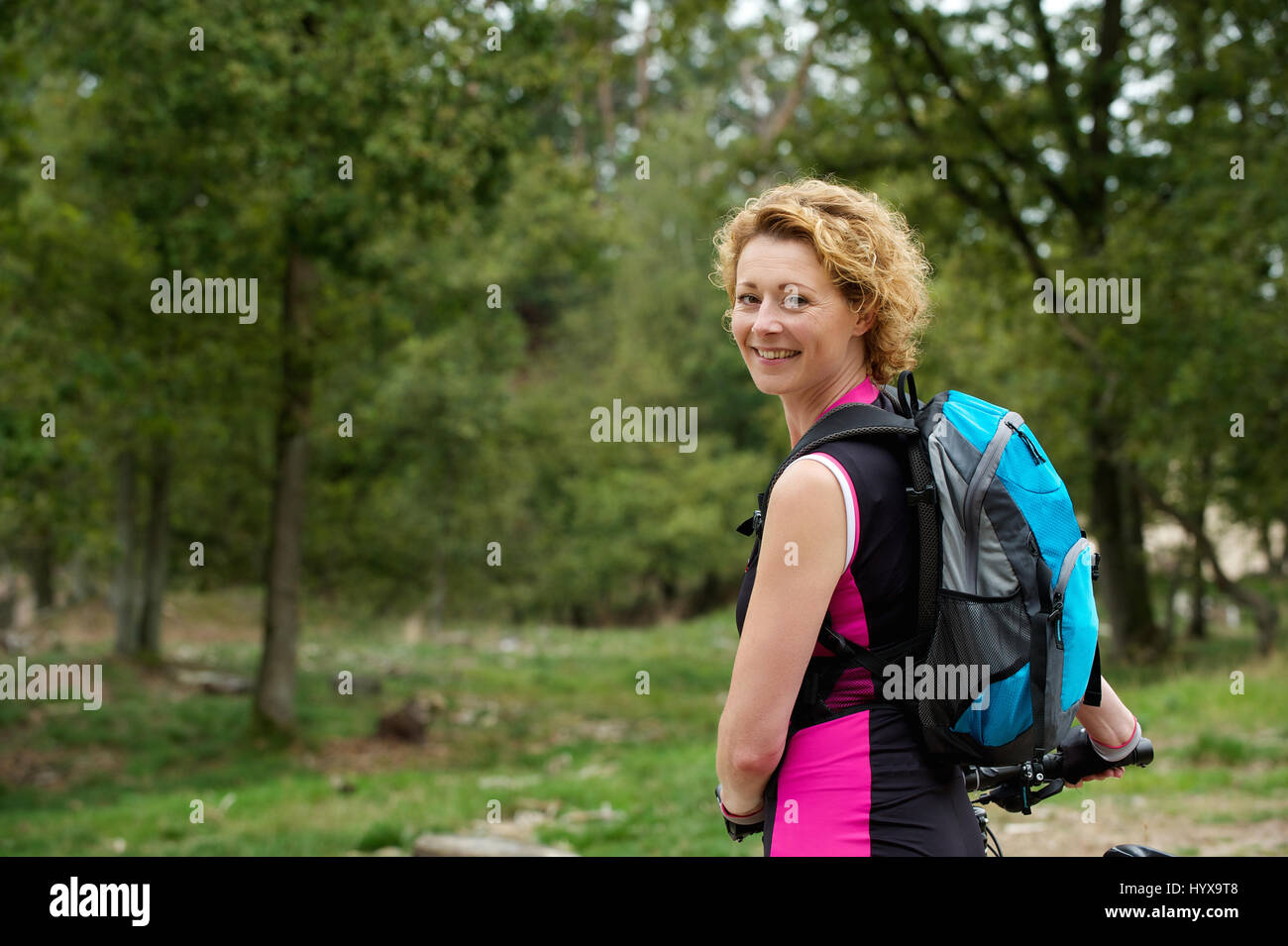 Ritratto di una donna di mezza età sorridente con noleggio biciclette Foto Stock