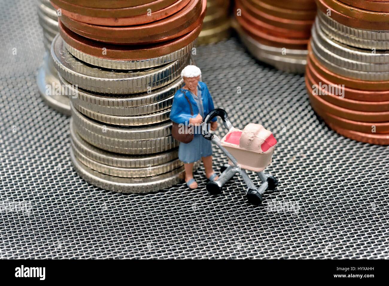 Statuetta in miniatura old Lady spingendo un bebè la PRAM Foto Stock