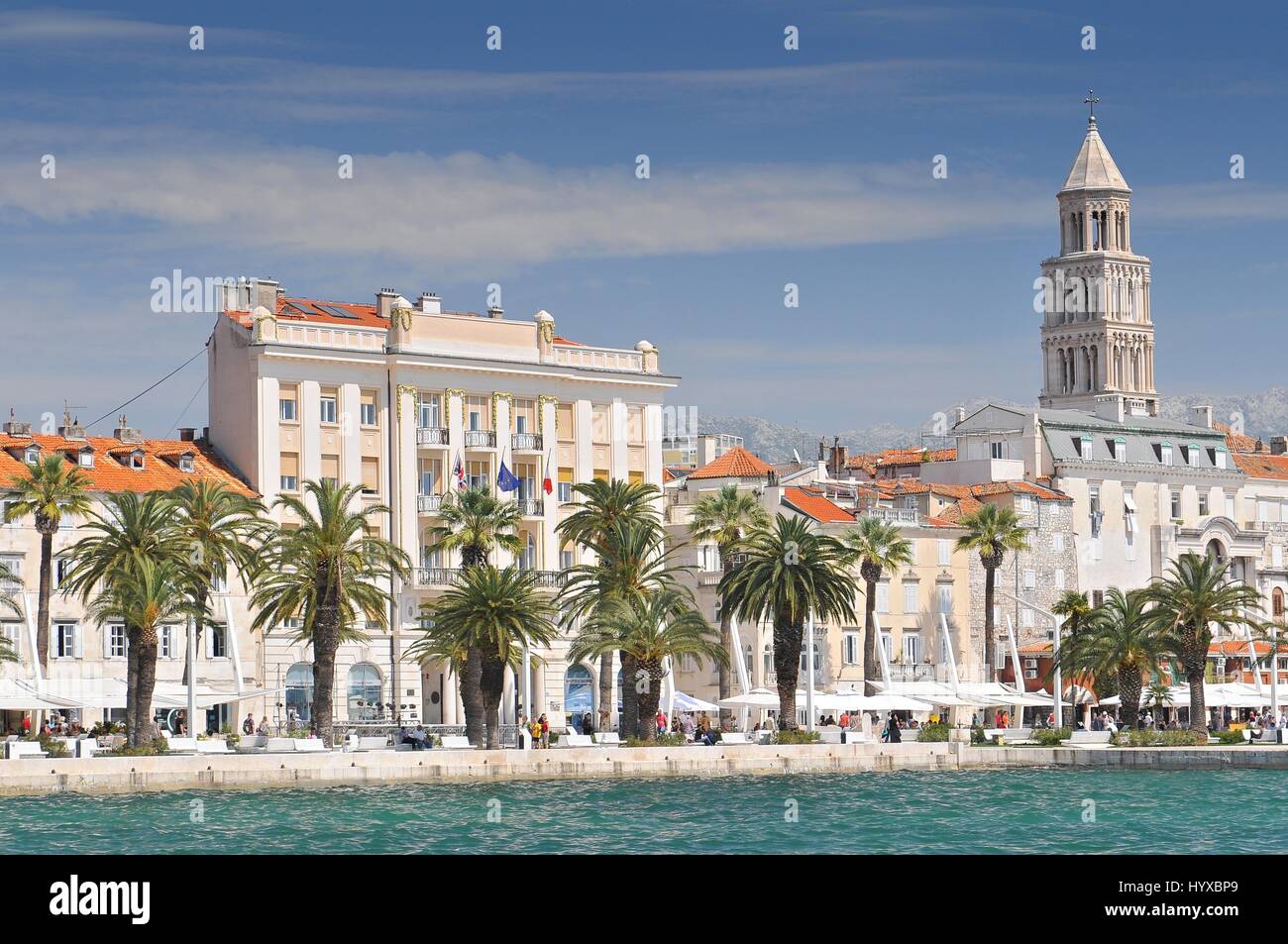 Croazia, Split, Riva Promenade, torre campanaria, italiana e britannica di ambasciate e consolati in Split Croazia Foto Stock