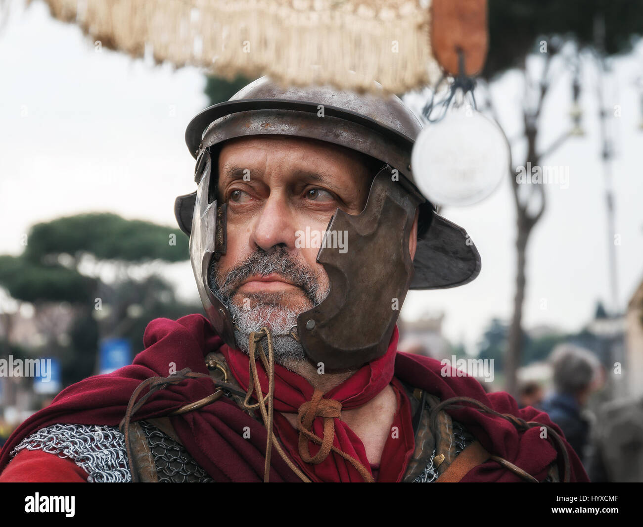 Roma, Italia - 2 Aprile 2017: gladiatore romano con banner e casco, prese durante la Maratona di Roma. Foto Stock