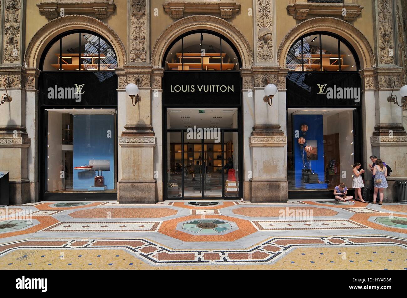 Louis Vuitton shop. Galleria Vittorio Emanuele II. Milano, Italia Foto  stock - Alamy