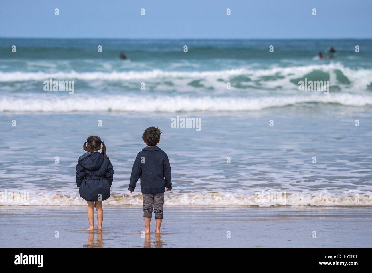 Bambini Mare Regno Unito il fratello la sorella fratelli Sea Kayak Shore litorale Vacanza Vacanze Cornovaglia Foto Stock