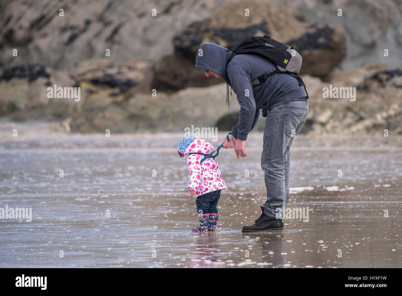 Padre figlia bambino Toddler famiglia Parenting attività balneare sul Mare di imparare una nuova esperienza di cura di Parenting cura Foto Stock
