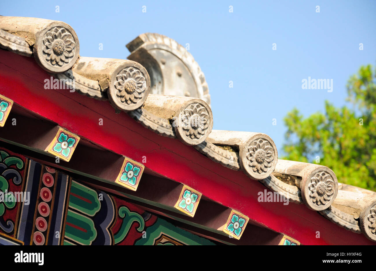 Fiore di loto i dettagli architettonici in stile cinese tetto in templi Xiangshan presso le Grotte di Longmen a Luoyang Cina nella Provincia di Henan. Foto Stock