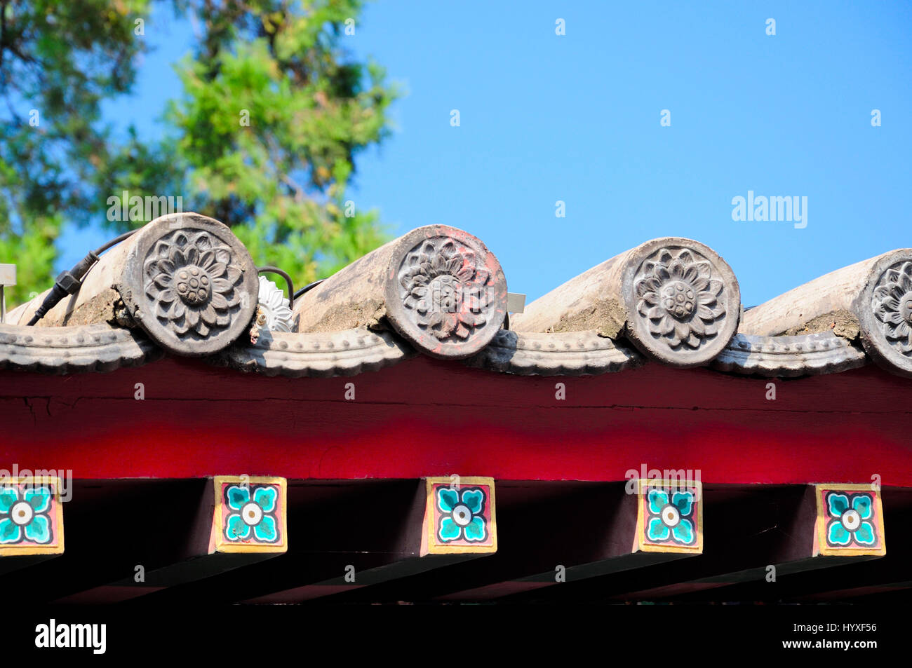 Fiore di loto i dettagli architettonici in stile cinese tetto in templi Xiangshan presso le Grotte di Longmen a Luoyang Cina nella Provincia di Henan. Foto Stock