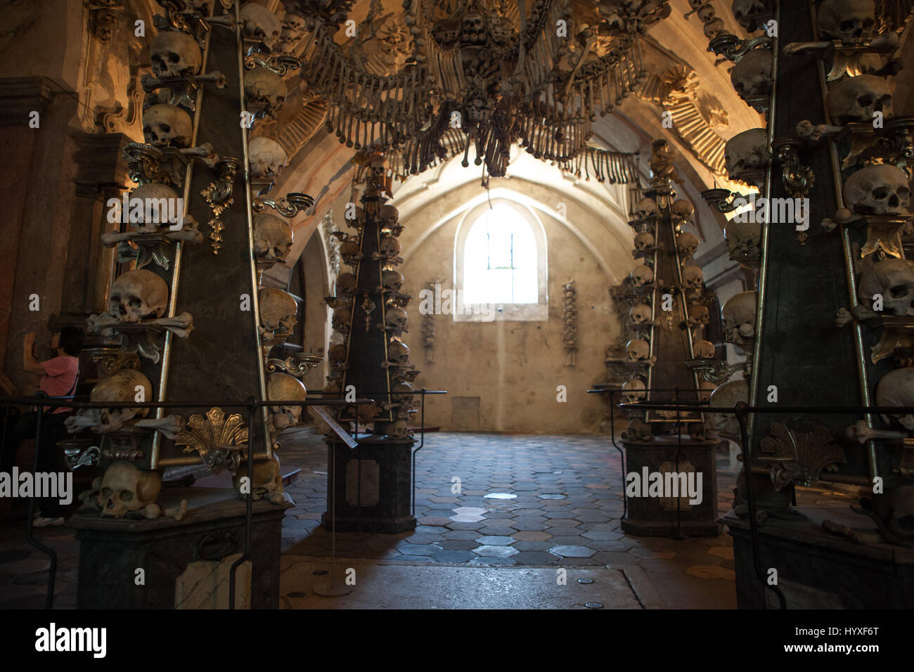 Teschi umani e le ossa nella chiesa di osso o di Sedlec Ossario in Kutna Hora. Foto Stock