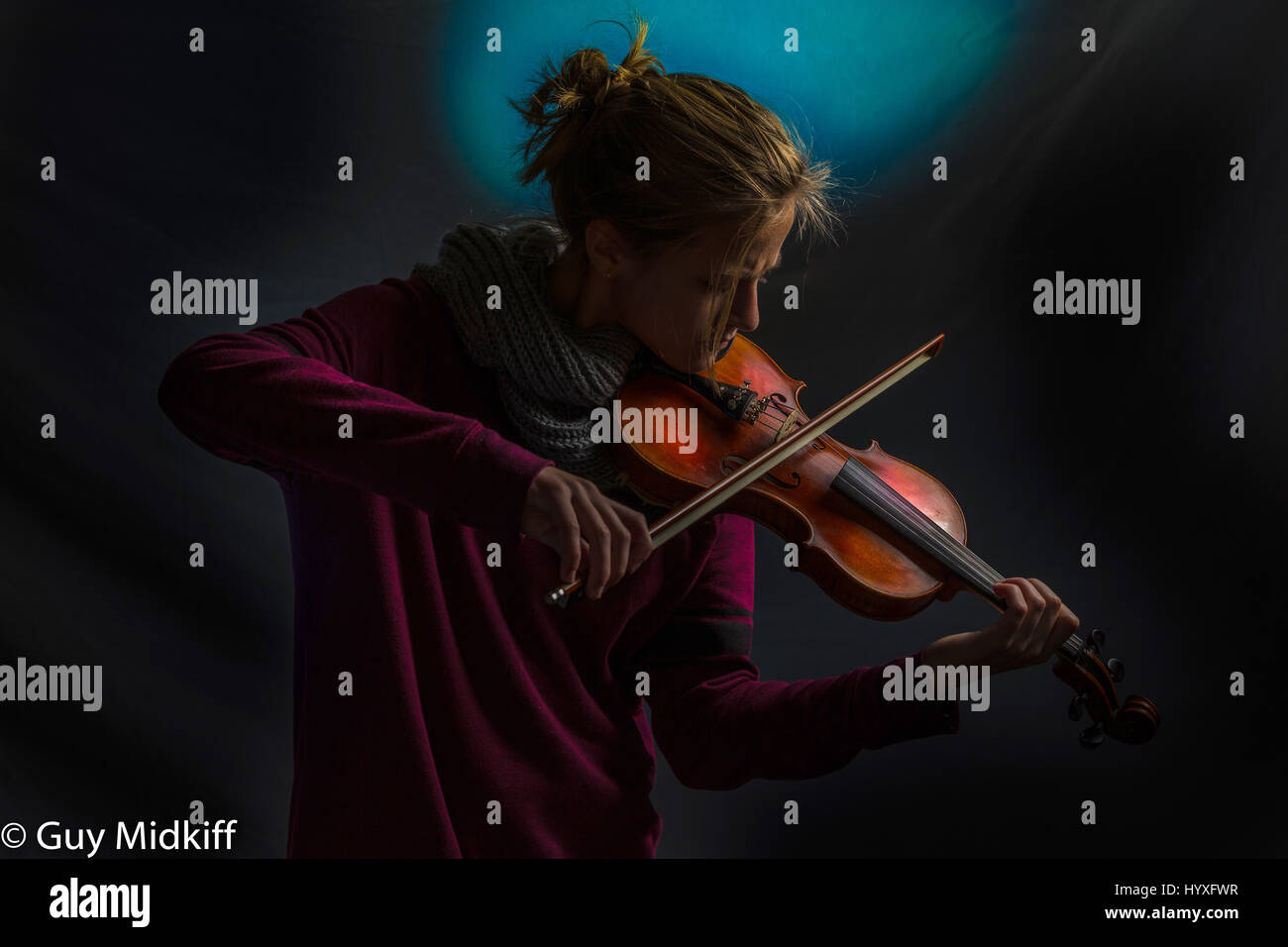 Signora giovane suona il violino Foto Stock