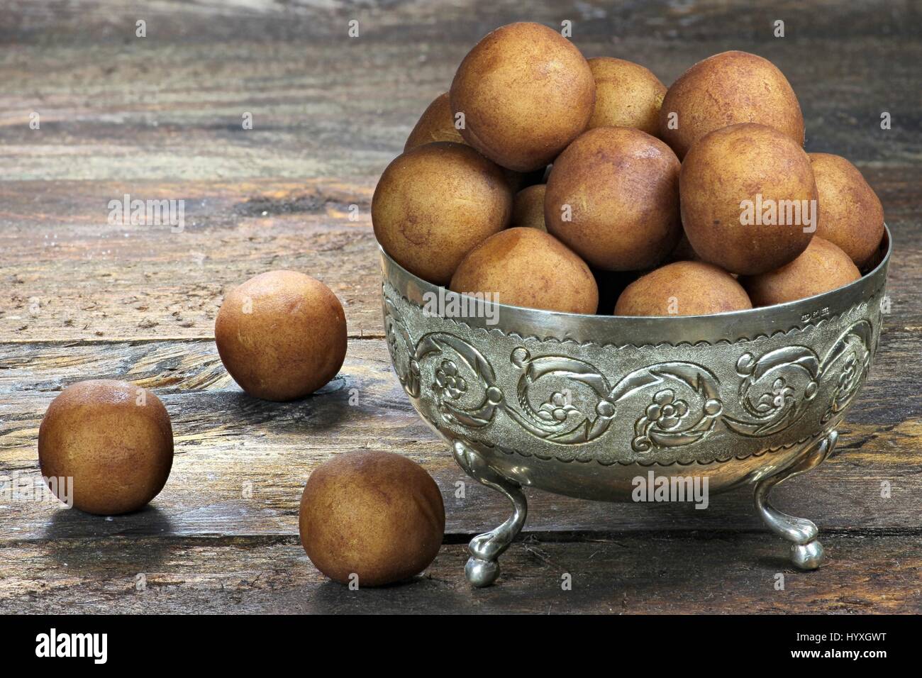 Il marzapane di patate fatte a Lubeck. Lubecca è una città in Germania e ben noto per il suo marzapane esperto artigianato e mestieri. Foto Stock