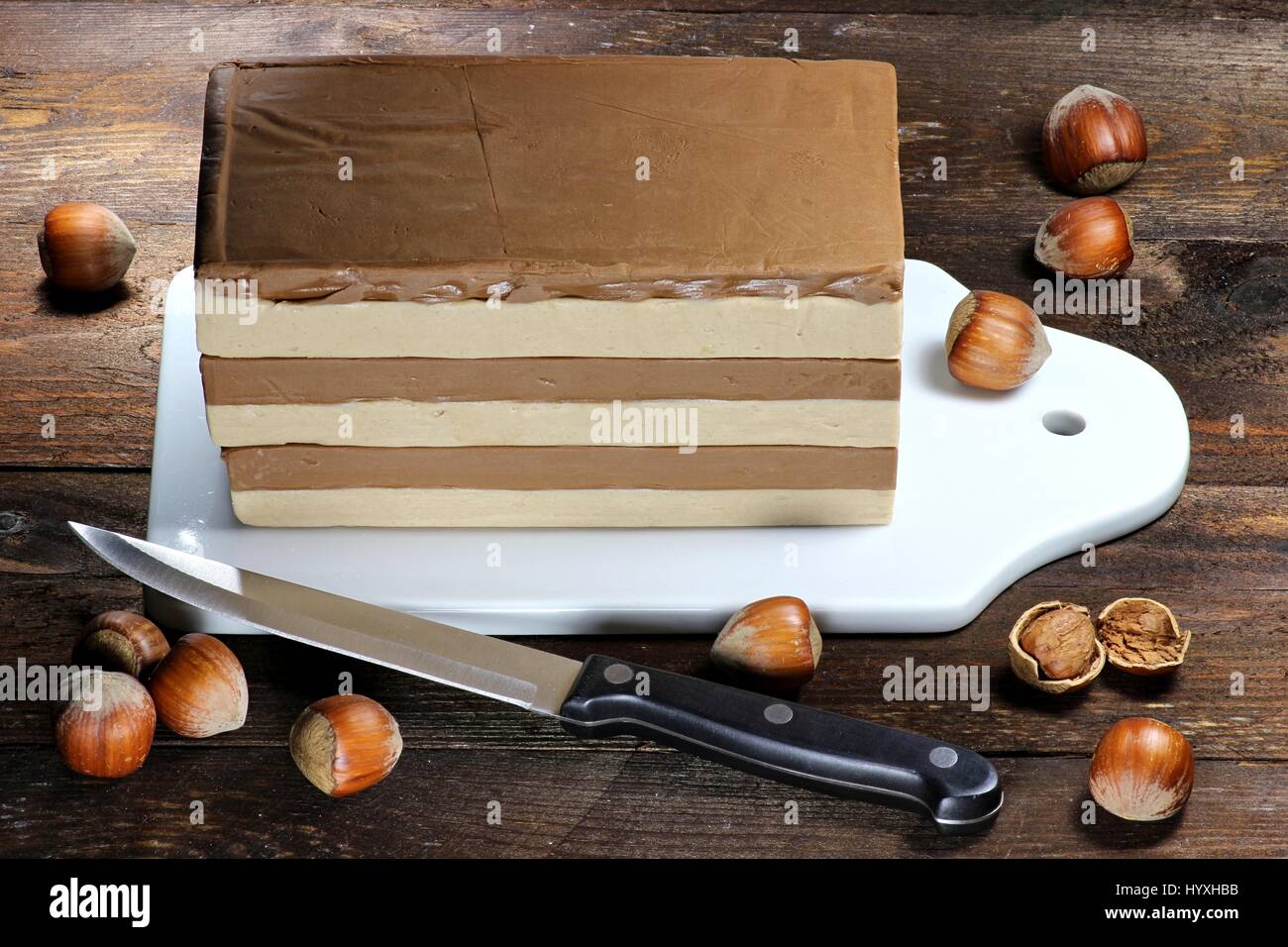 Strato di torta di torrone su sfondo di legno Foto Stock