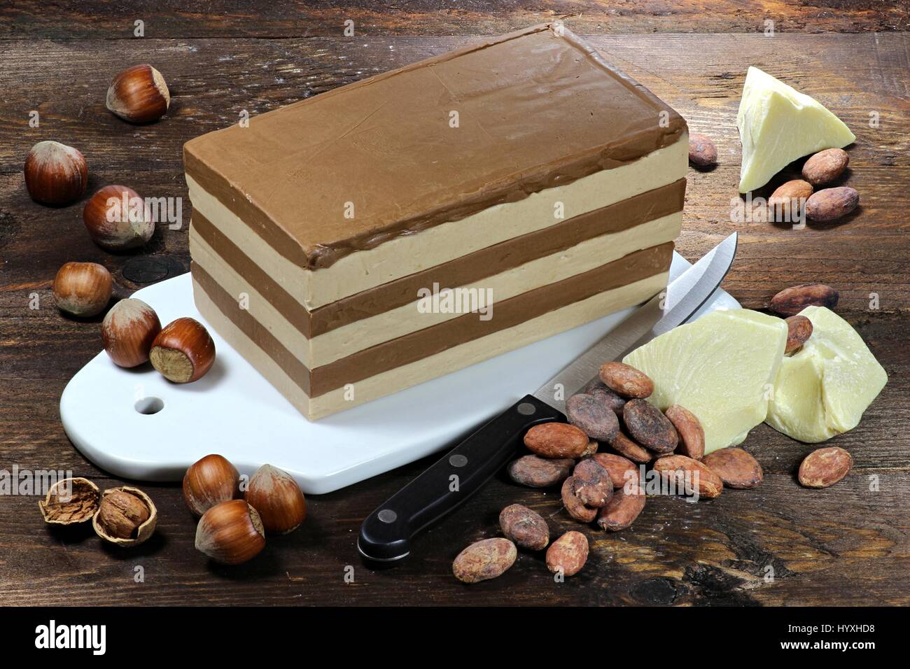 Strato di torta di torrone su sfondo di legno Foto Stock