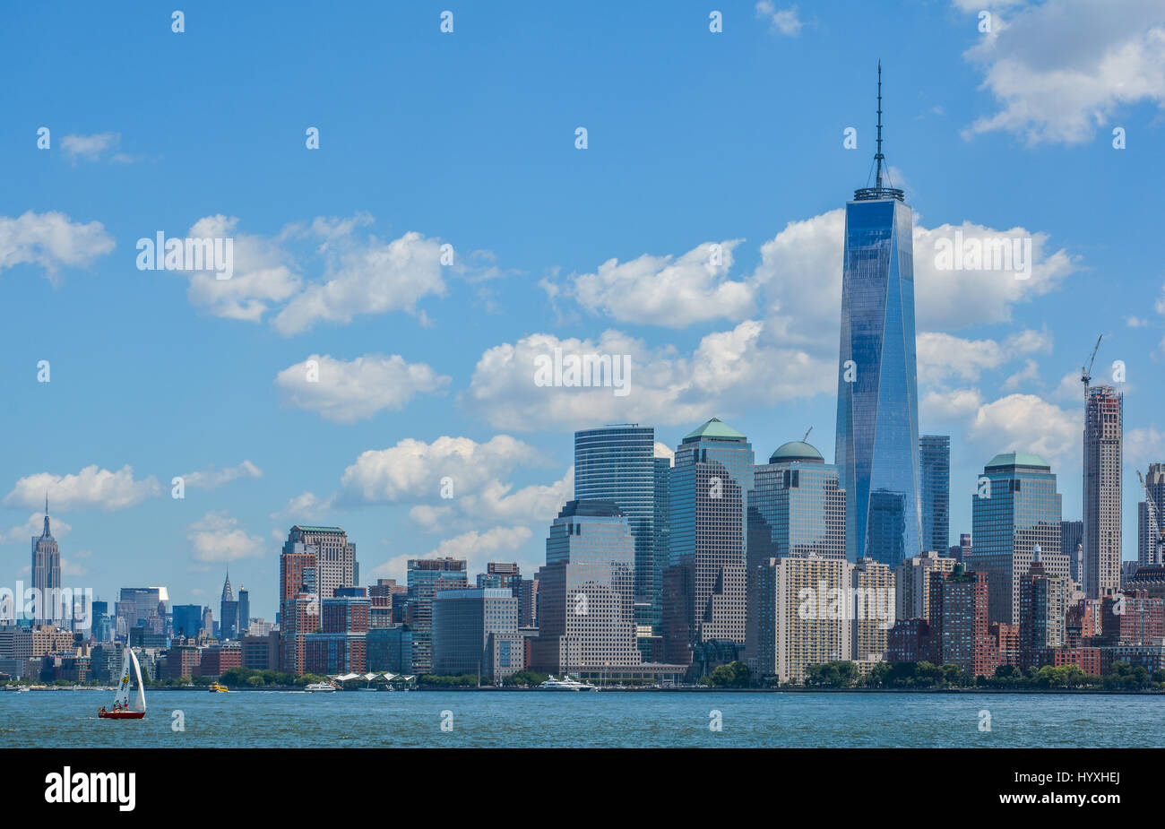 New York cityscape da Ellis Island dock, Agosto-02-2015 Foto Stock