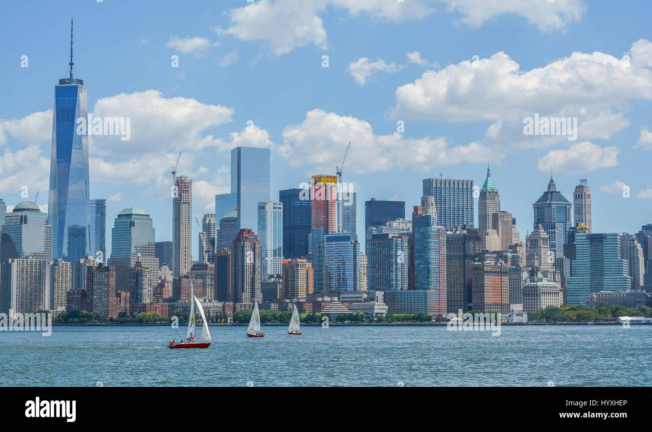 New York cityscape da Ellis Island dock, Agosto-02-2015 Foto Stock