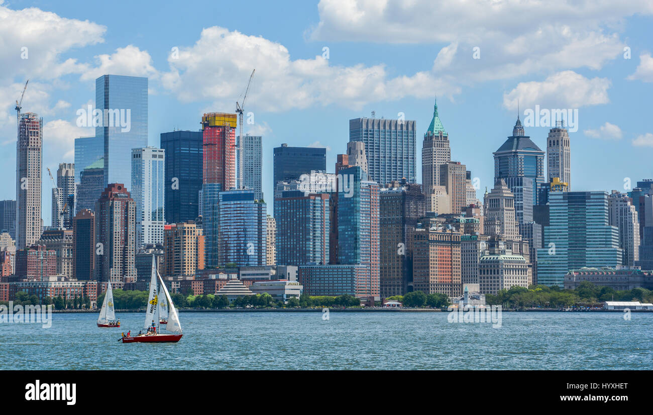 New York cityscape da Ellis Island dock, Agosto-02-2015 Foto Stock