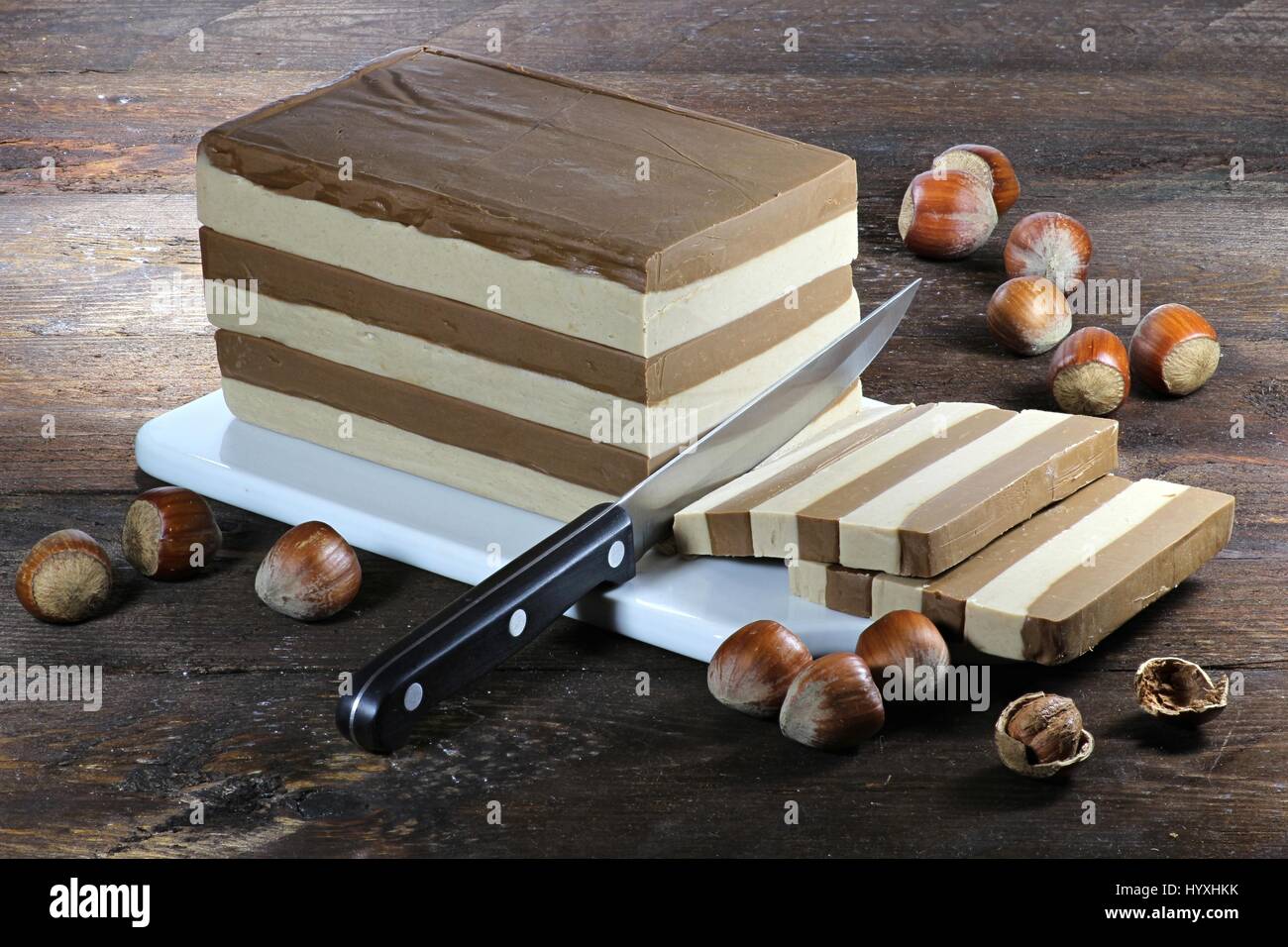 Strato di torta di torrone su sfondo di legno Foto Stock