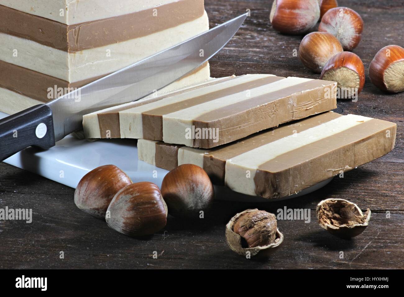 Strato di torta di torrone su sfondo di legno Foto Stock