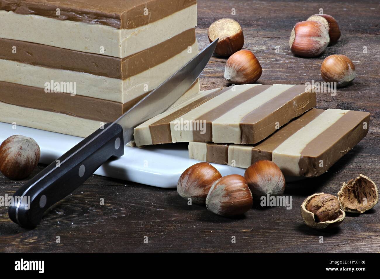 Strato di torta di torrone su sfondo di legno Foto Stock