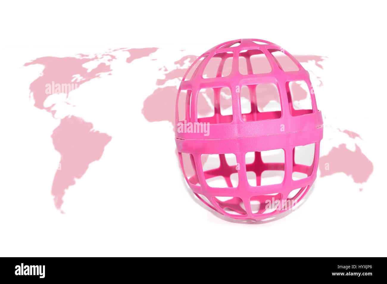 Globo rosa su una mappa del mondo isolati su sfondo bianco Foto Stock