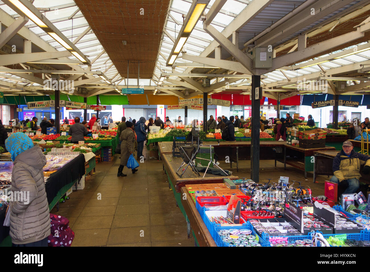 Leicestershire centro città mercato di negoziazione completamente. Merci comprendono la frutta e la verdura, attrezzatura da pesca e esteri articoli di gioielleria. Foto Stock