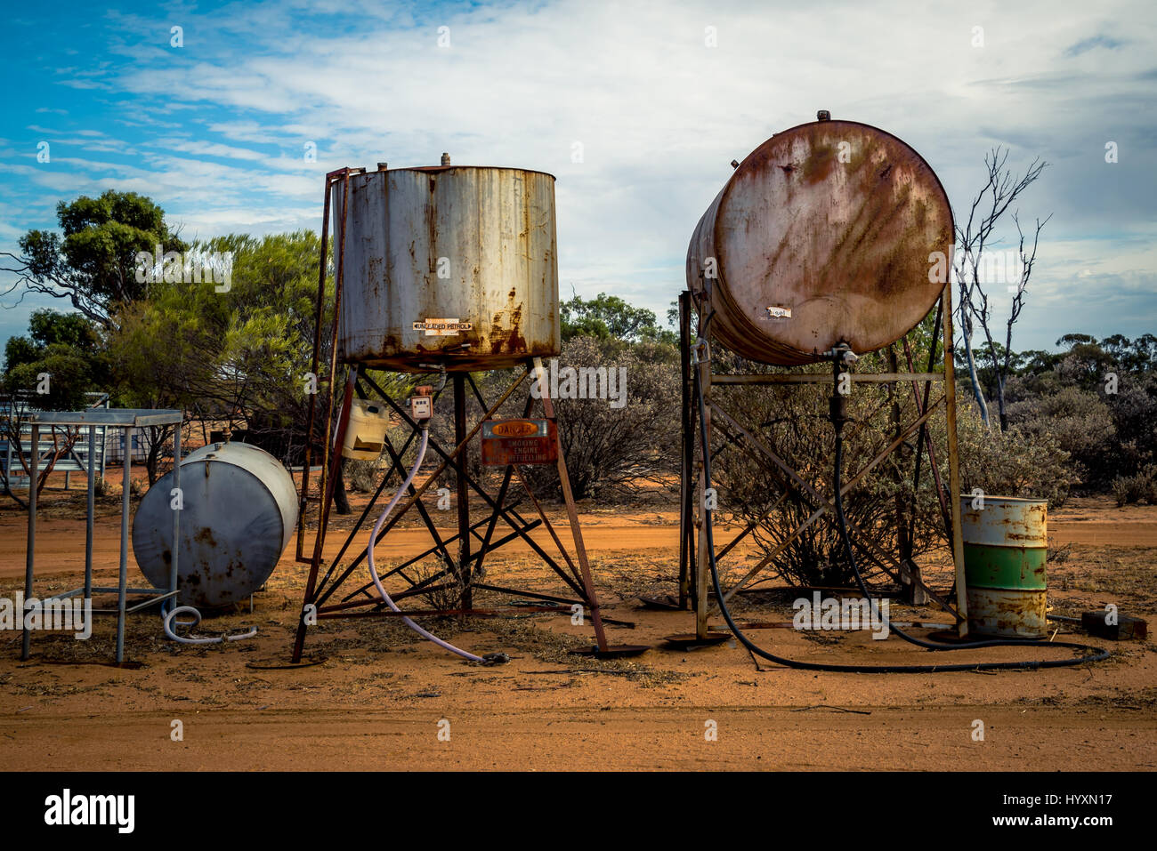 I serbatoi di gas in corrispondenza della stazione nell'entroterra del Western Australia Foto Stock