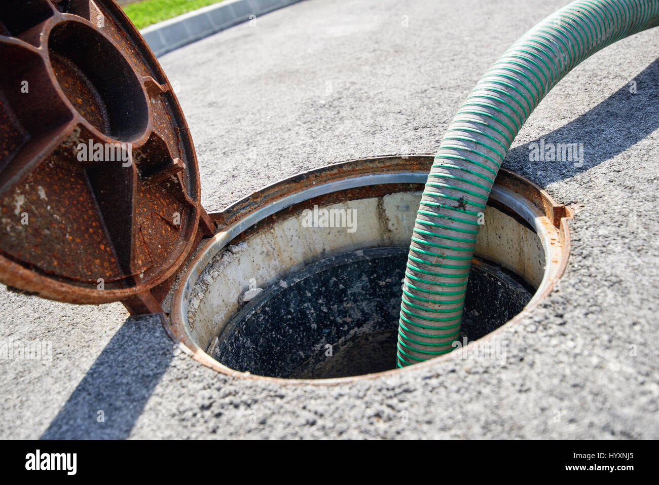 Svuotamento del serbatoio settico, Pulizia di fognature pulizia settico e rimozione di liquame. Famiglia di svuotamento del serbatoio settico. Fanghi di pulizia dal sistema settico. Foto Stock