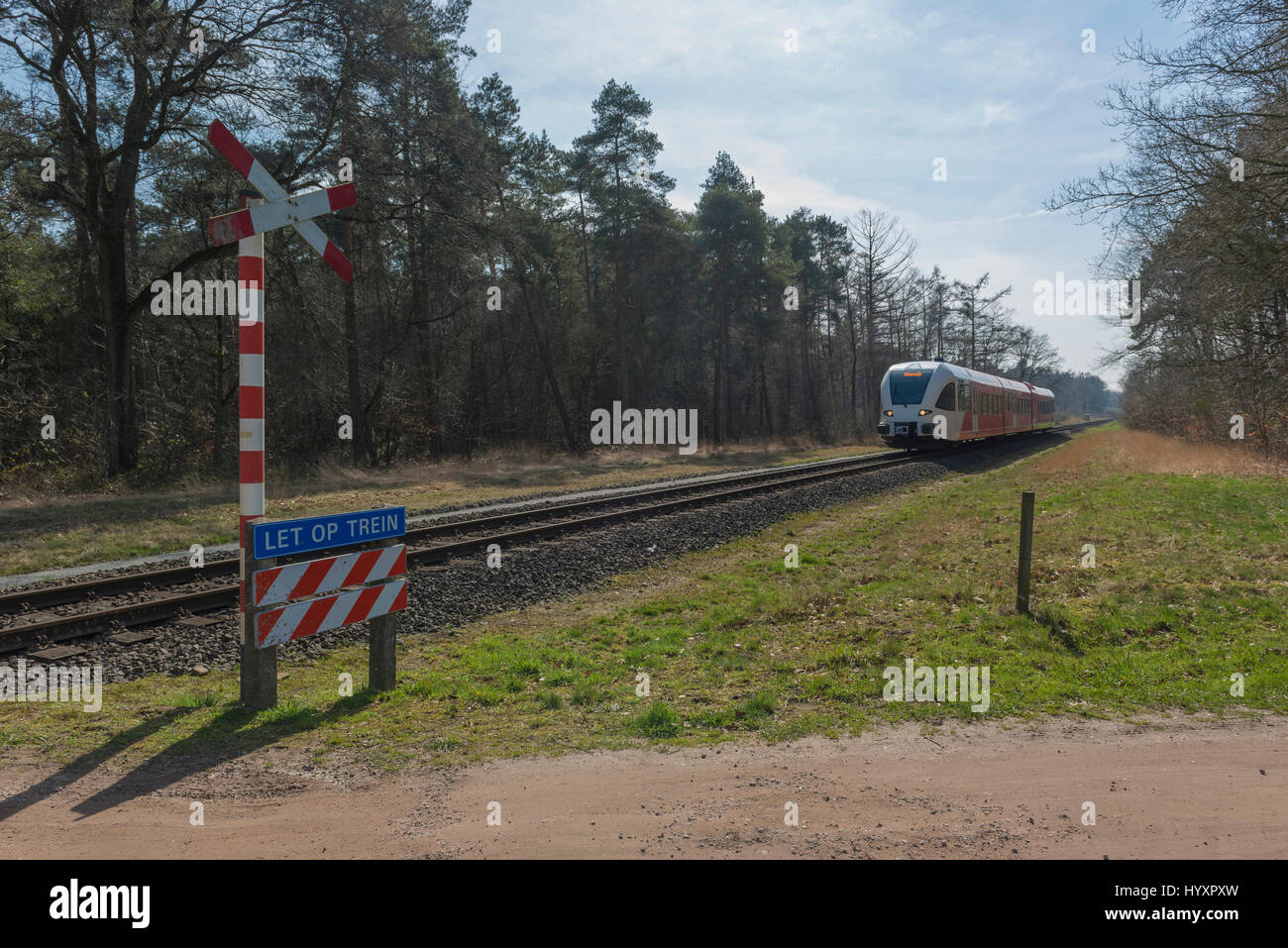 Incustoditi, light rail incrocio ferroviario senza barriere e le spie nella parte orientale dei Paesi Bassi Foto Stock