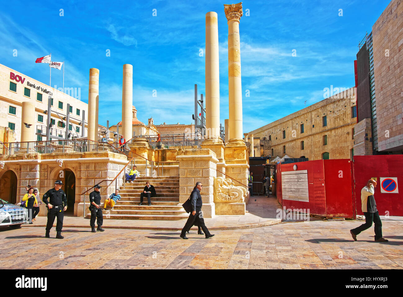 La Valletta, Malta - Aprile 3, 2014: persone presso le rovine di Royal Opera House a La Valletta città vecchia, Malta Foto Stock