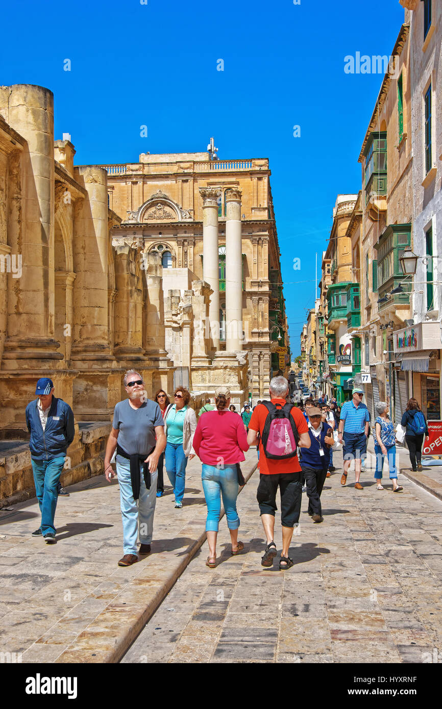 La Valletta, Malta - Aprile 3, 2014: persone nei pressi di rovine della Royal Opera House di La Valletta città vecchia, Malta Foto Stock