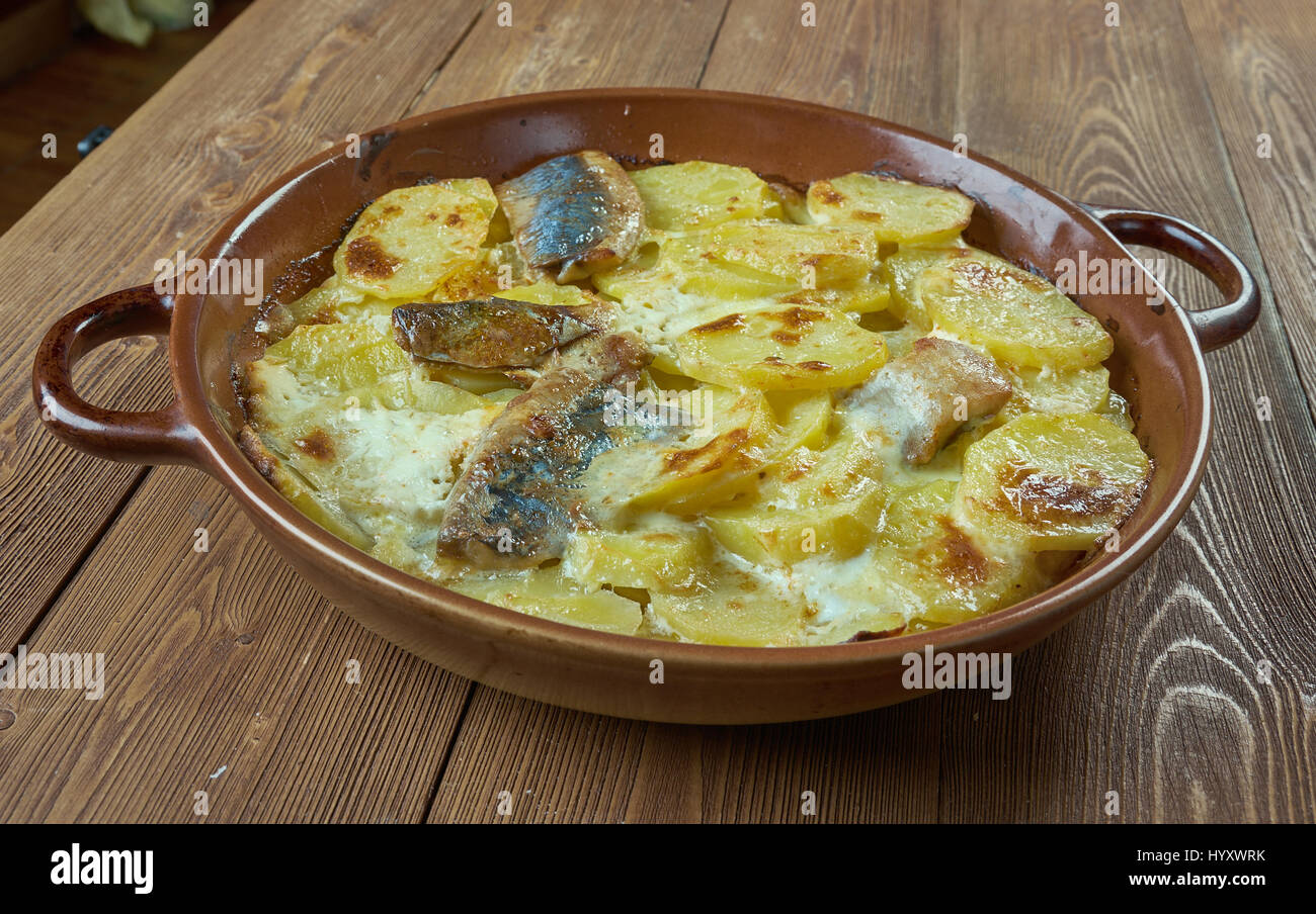 Kiluvorm estone di aringhe al forno con patate. La cucina del Baltico Foto Stock
