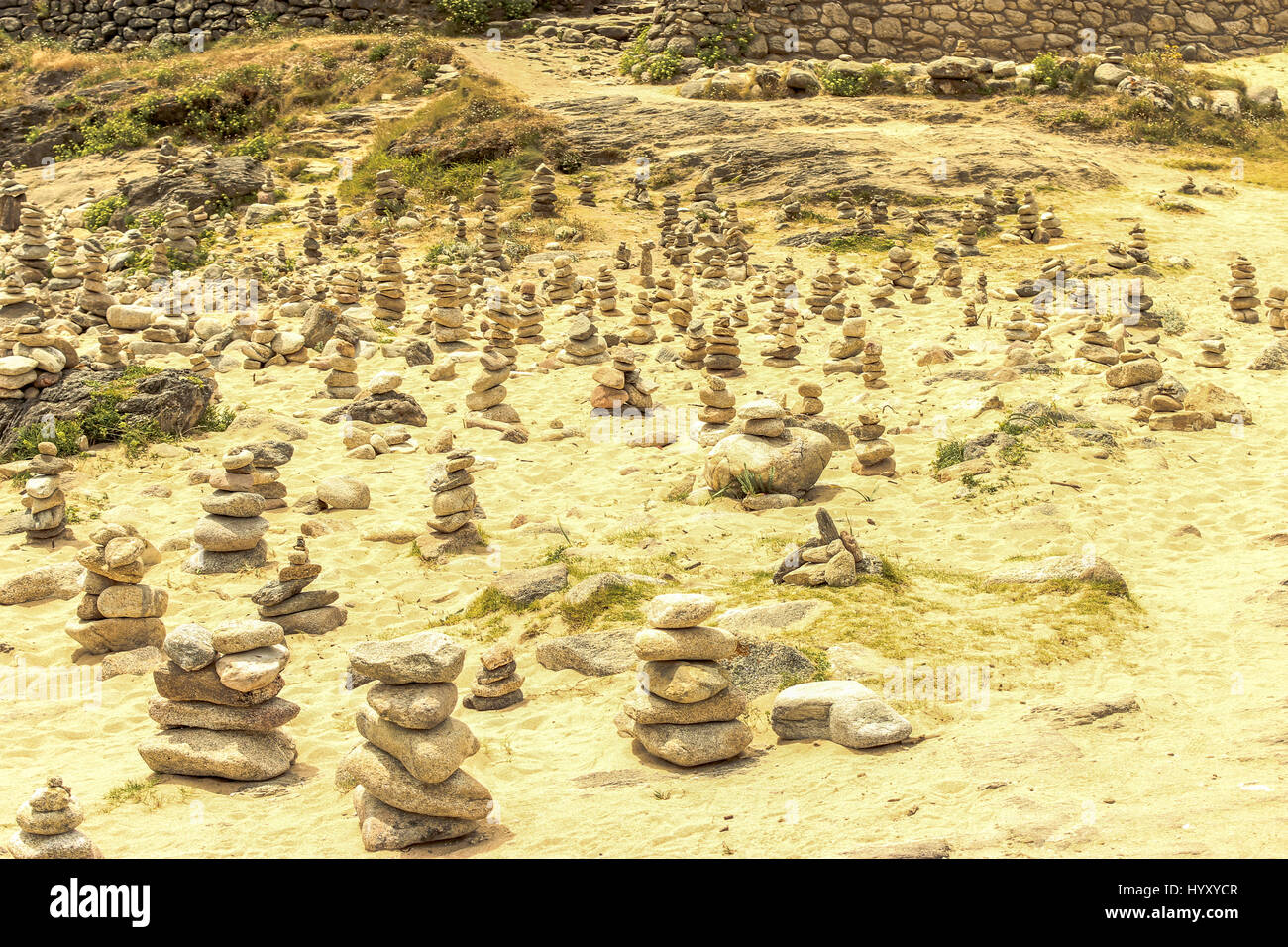 Celtic mucchio di pietre rotonde stabiliti nella forma di una piramide su un idilliaco paesaggio spagnolo Foto Stock