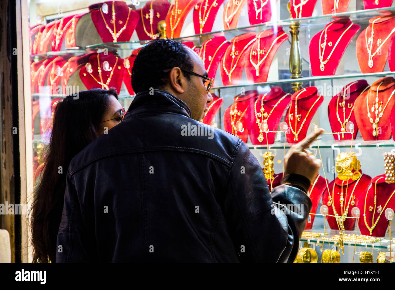 Gli amanti dello shopping sondaggio articoli di gioielleria in oro a metalli preziosi souk, o negozio, nella Medina di Tunisi, Tunisia. Foto Stock