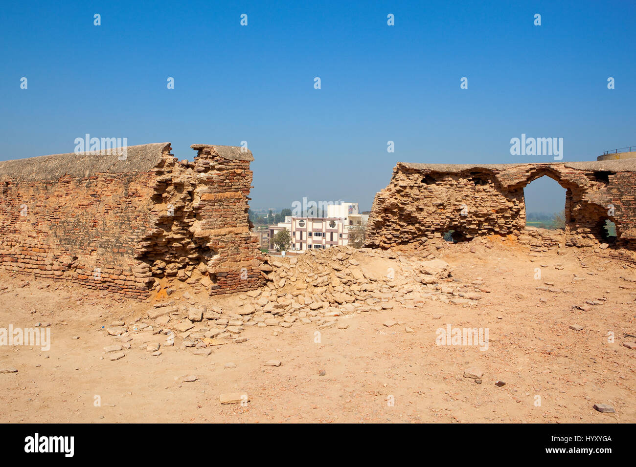 Le pareti rotte nella necessità di restauro a fort bhatner hanumangarh rajasthan india sotto un cielo blu chiaro Foto Stock