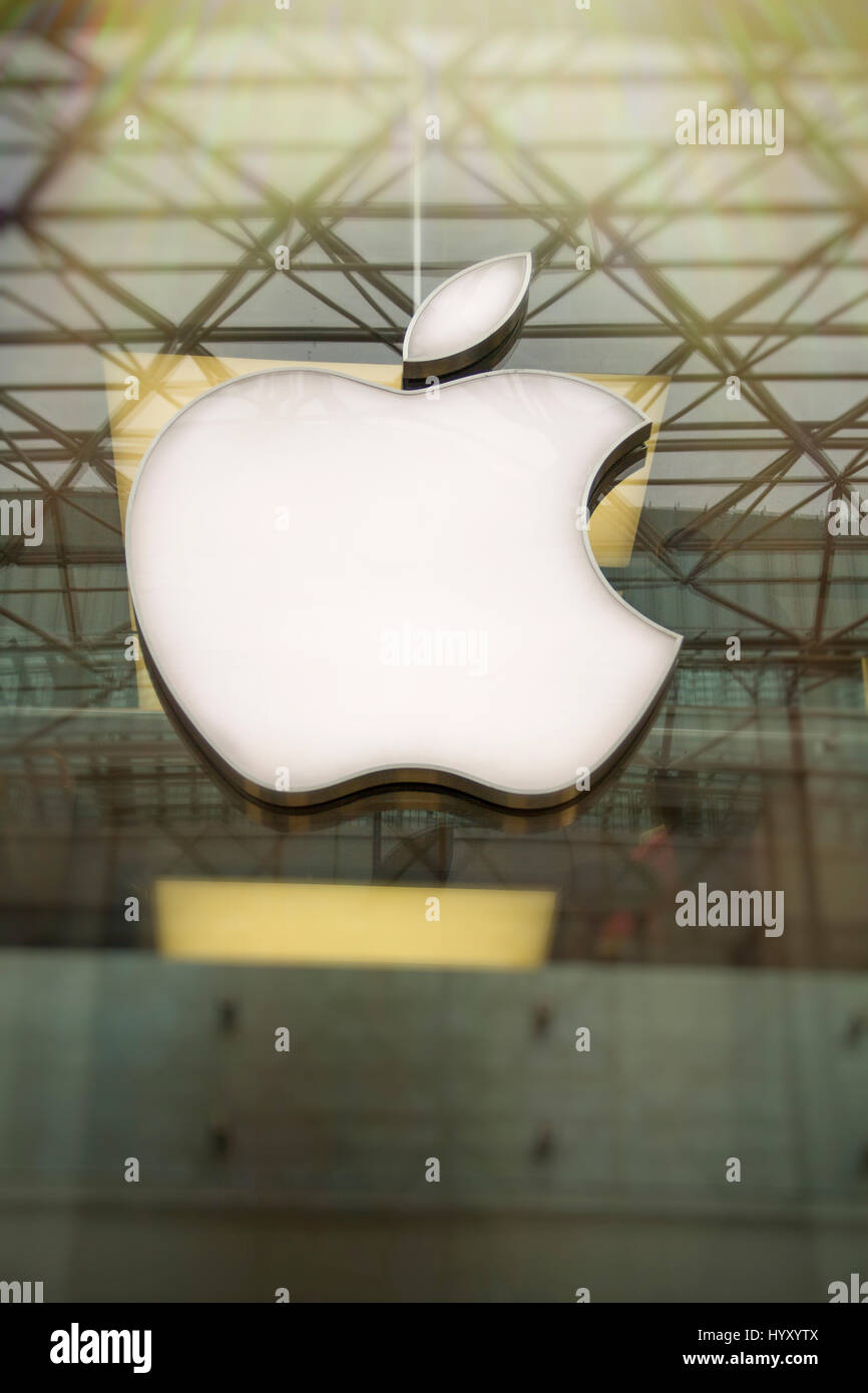 Font di Apple store, parte superiore del marchio per la tecnologia di globalmente bella luce naturale, chiaro logo pulito. Foto Stock