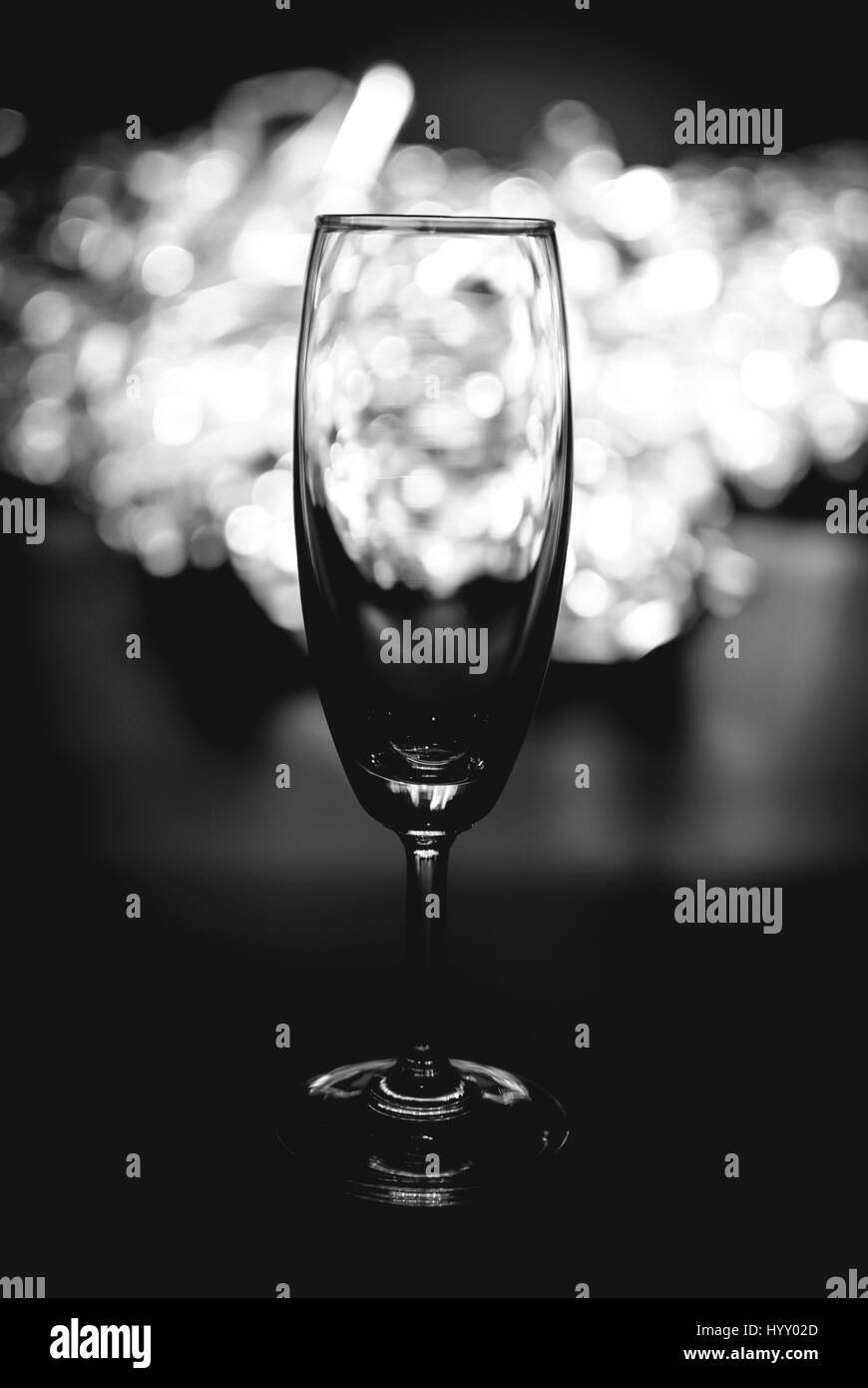 Close-Up Wineglass vuoto con luce Bokeh di fondo Foto Stock