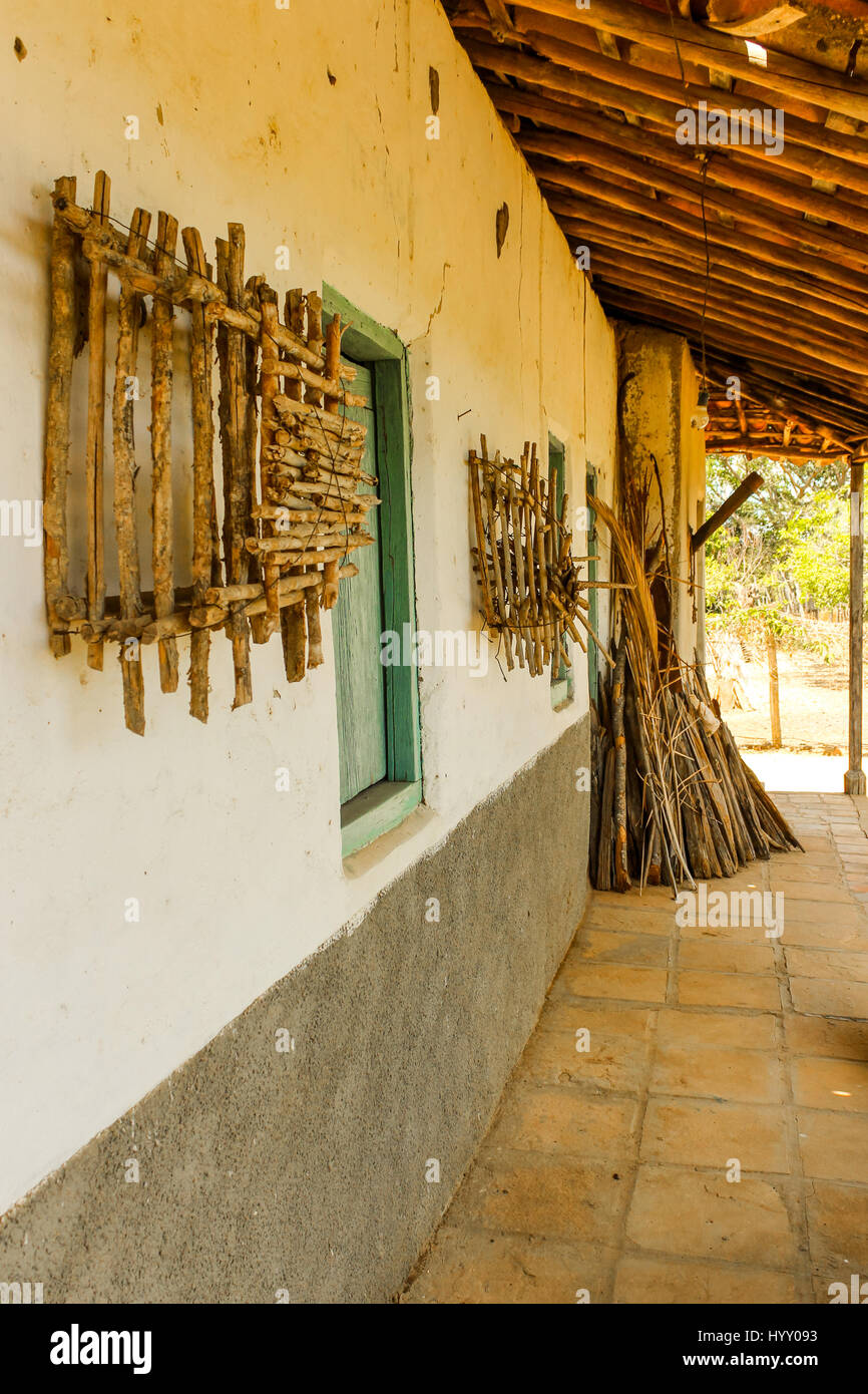 Agriturismo vintage poveri portico anteriore nella calda estate brasiliana della campagna con i tradizionali ornamenti outback sulla parete Foto Stock