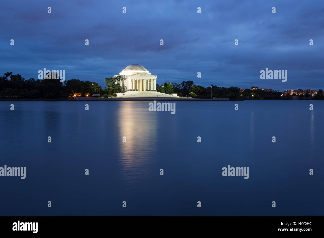 Jefferson Memorial si riflette nel bacino di marea di notte. Foto Stock