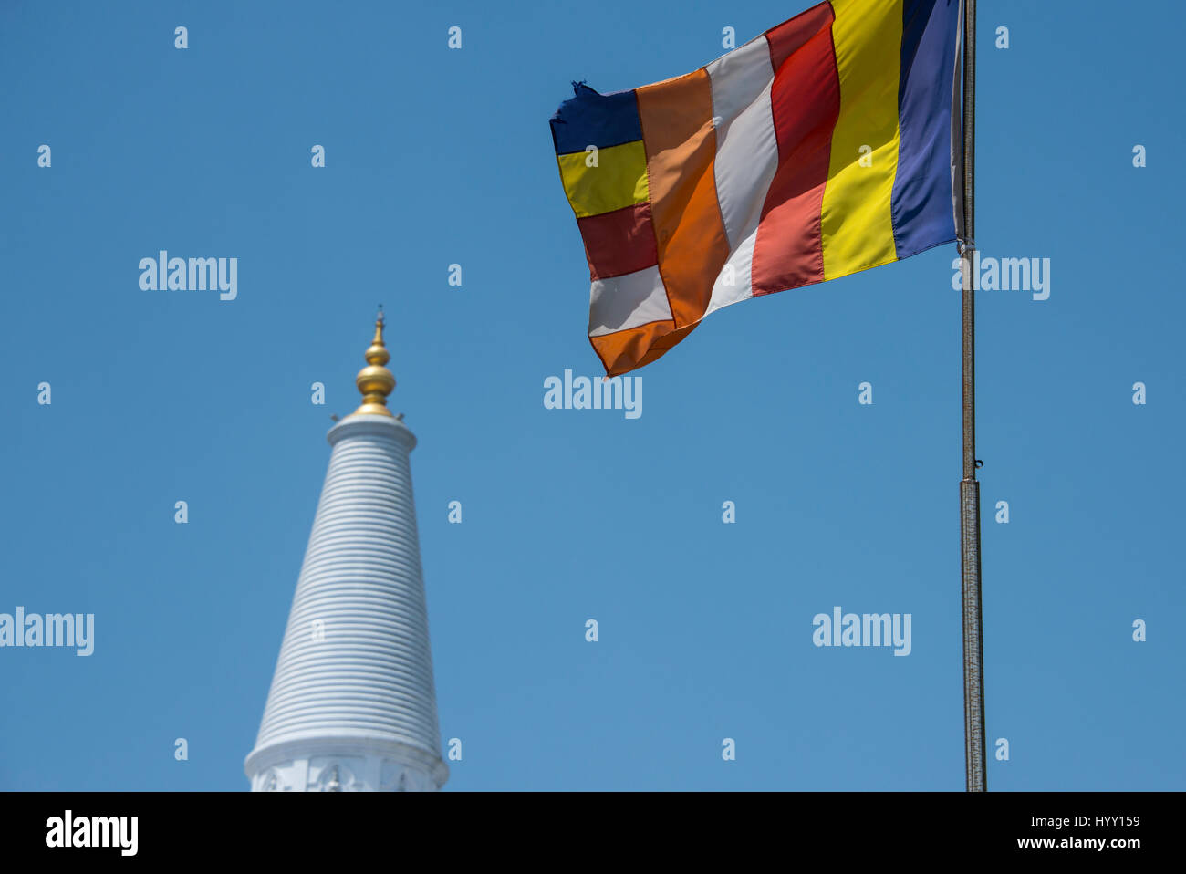 Sri Lanka, Anuradhapura. La bandiera buddista di fronte Ruwanwelisaya Stupa, sacro per i buddhisti di tutto il mondo. Chiamato anche Ruwanwelisaya dogoba, Ma Foto Stock