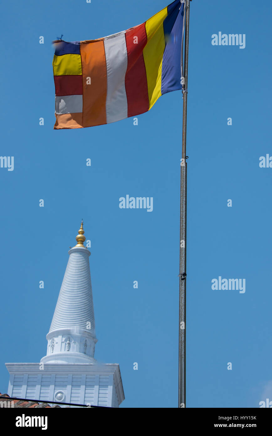 Sri Lanka, Anuradhapura. La bandiera buddista di fronte Ruwanwelisaya Stupa, sacro per i buddhisti di tutto il mondo. Chiamato anche Ruwanwelisaya dogoba, Ma Foto Stock