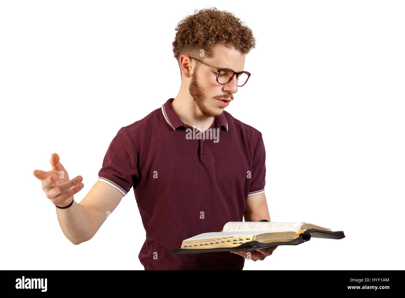 Giovane uomo la lettura della Bibbia su sfondo bianco Foto Stock