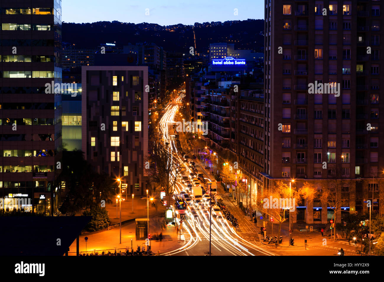 Tempo di notte vista su Placa des Paisos Catalans, Barcellona, Catalunya, Spagna, con sentieri di luce dal traffico pesante. Foto Stock