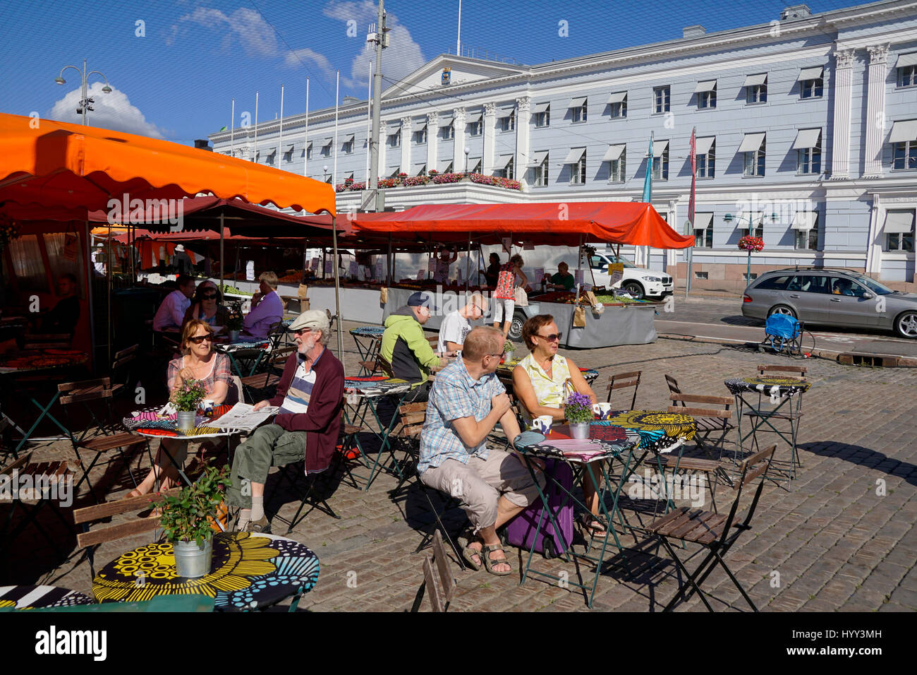 Outdoor Cafe a Helsinki la Piazza del Mercato con la ambasciata di Svezia in background. Foto Stock