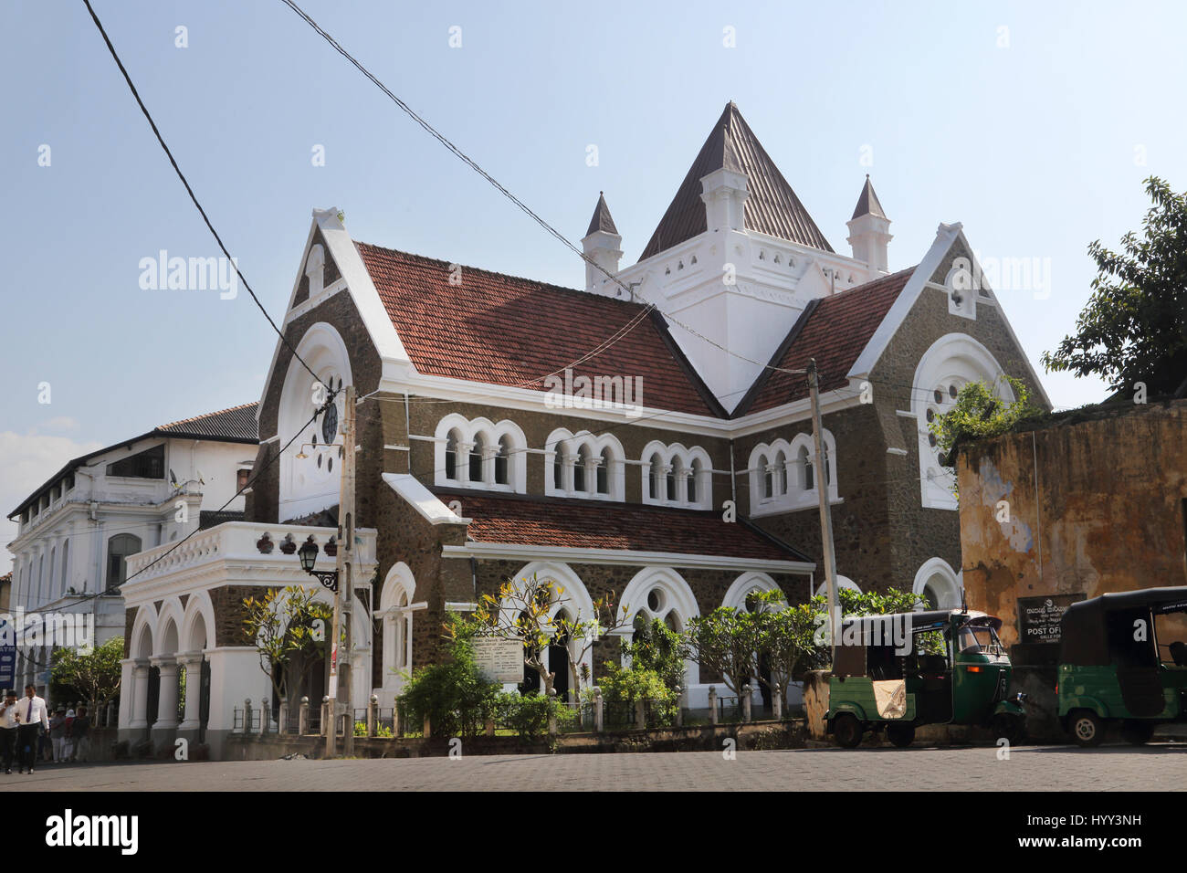 Galle Sri Lanka Galle Fort Chiesa di Tutti i Santi e Tuk Tuks al di fuori del Post Office Foto Stock